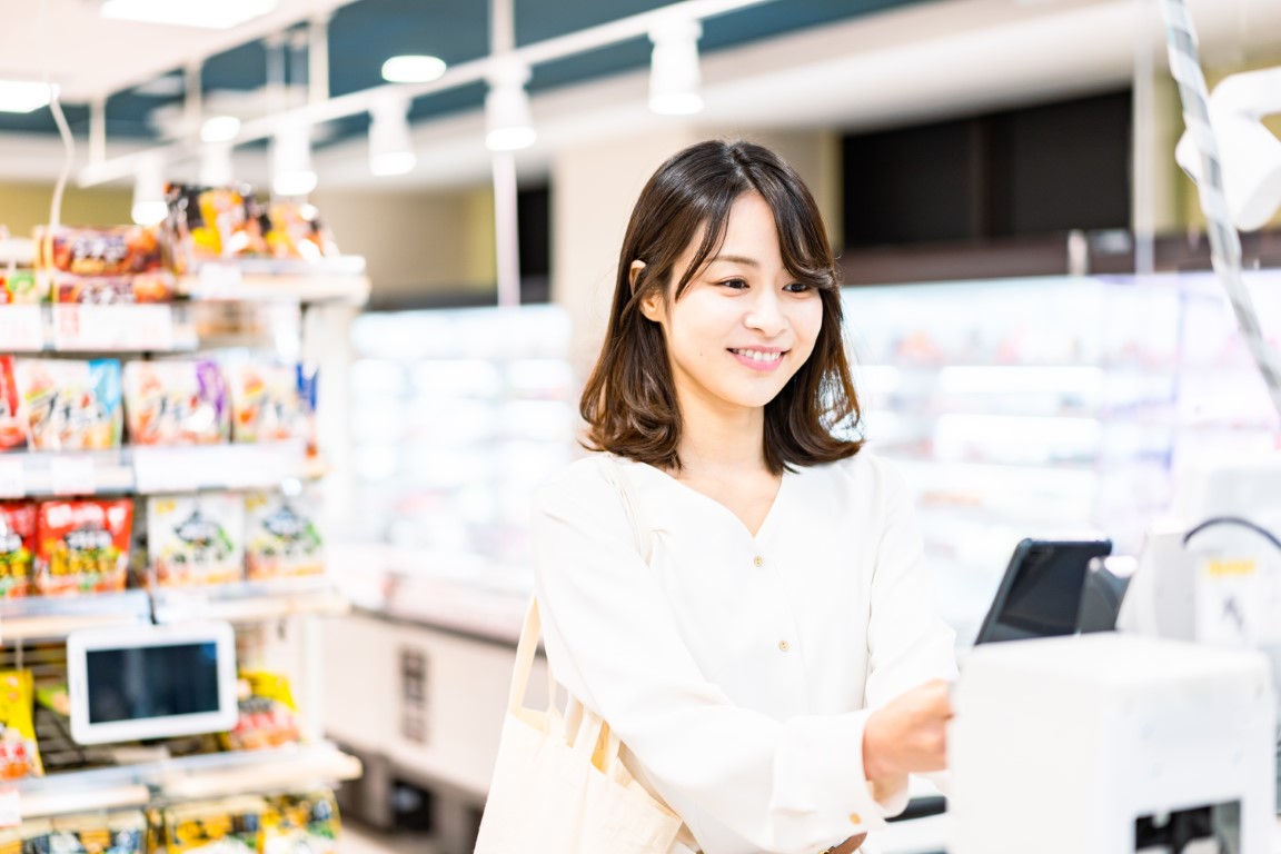 キャッシュレス決済を行う女性