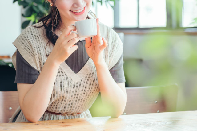 飲み物を飲んでくつろぐ女性